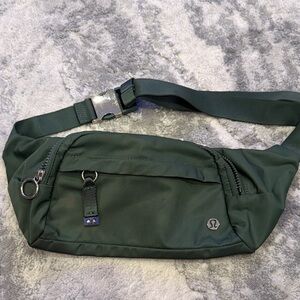 lululemon athletica Forest Green Men's Belt Bag / NWOT